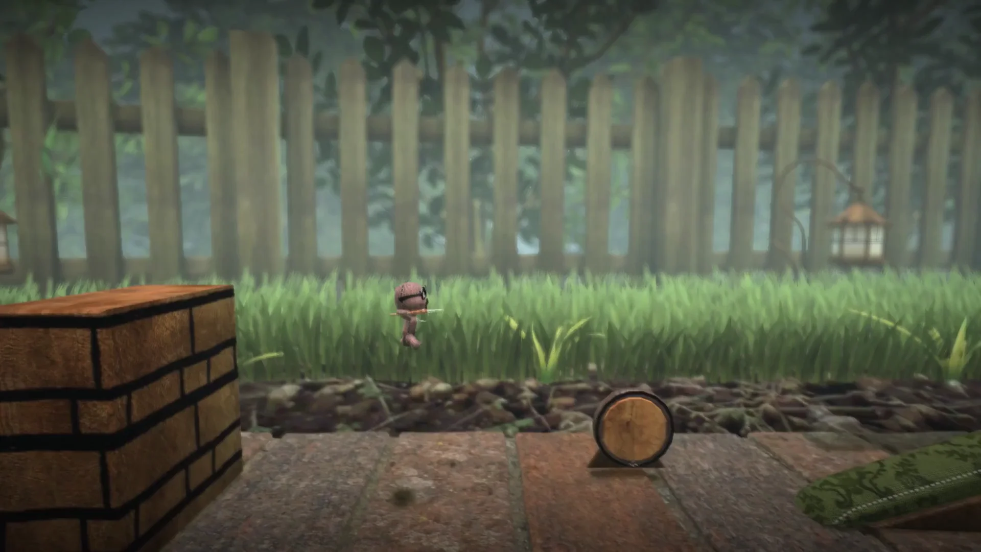 Sackboy jumping between a brick block and a round wooden disc in a garden level